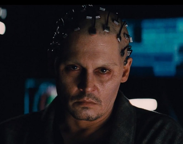 
	
	Mới đây nhất, Johnny Depp hoá thân vào vai một nhà khoa học bị ám ảnh với việc chế tạo máy tính thông minh hơn cả con người. Để vào vai này, Johnny Depp đã cạo trọc, hy sinh đi mái tóc dài của mình.